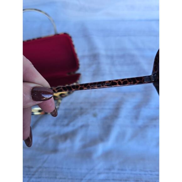 Retro Heart Leopard Sunglasses Women’s Fashion Accessory LP2854G - Picture 6 of 7